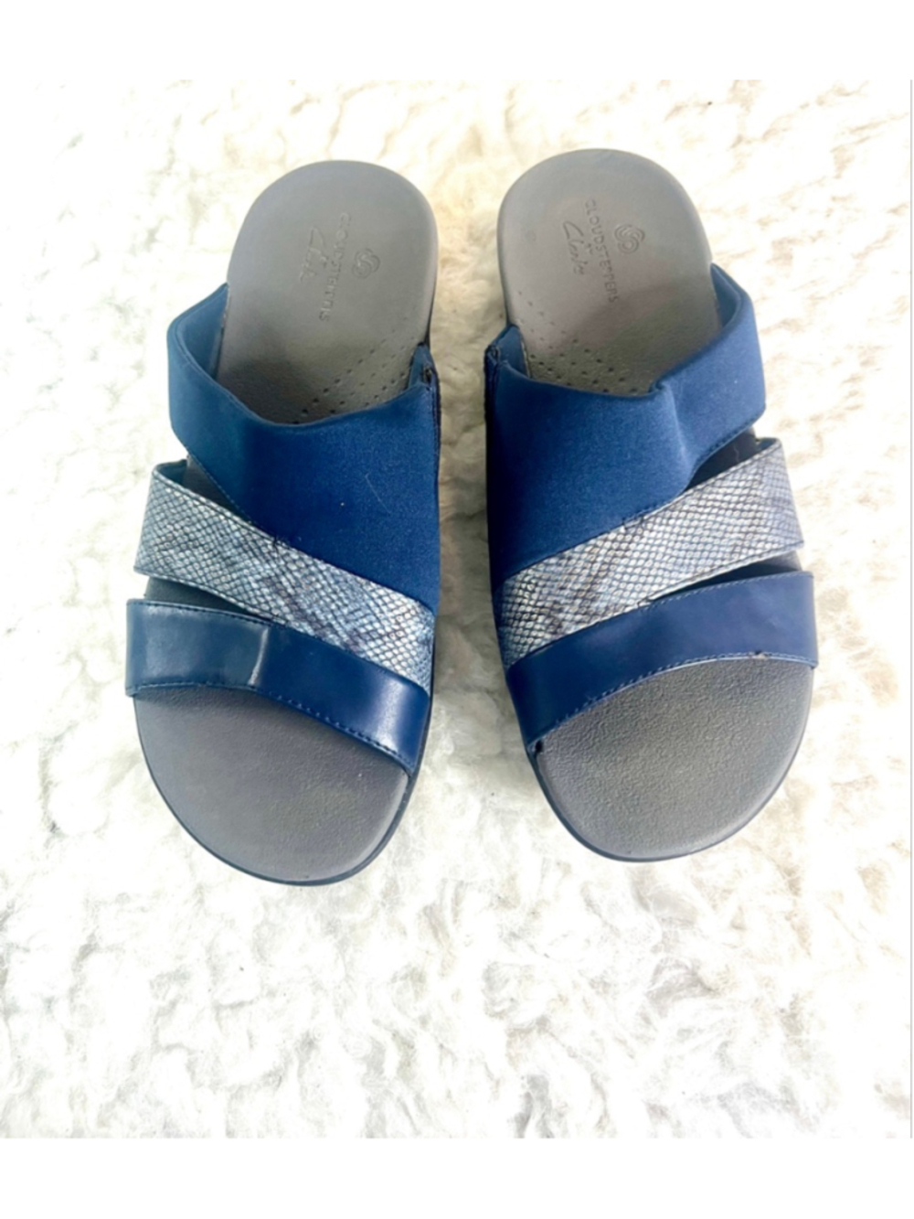 Clarks Cloudsteppers Brio Surf slide sandals in Navy Blue, women size 9M